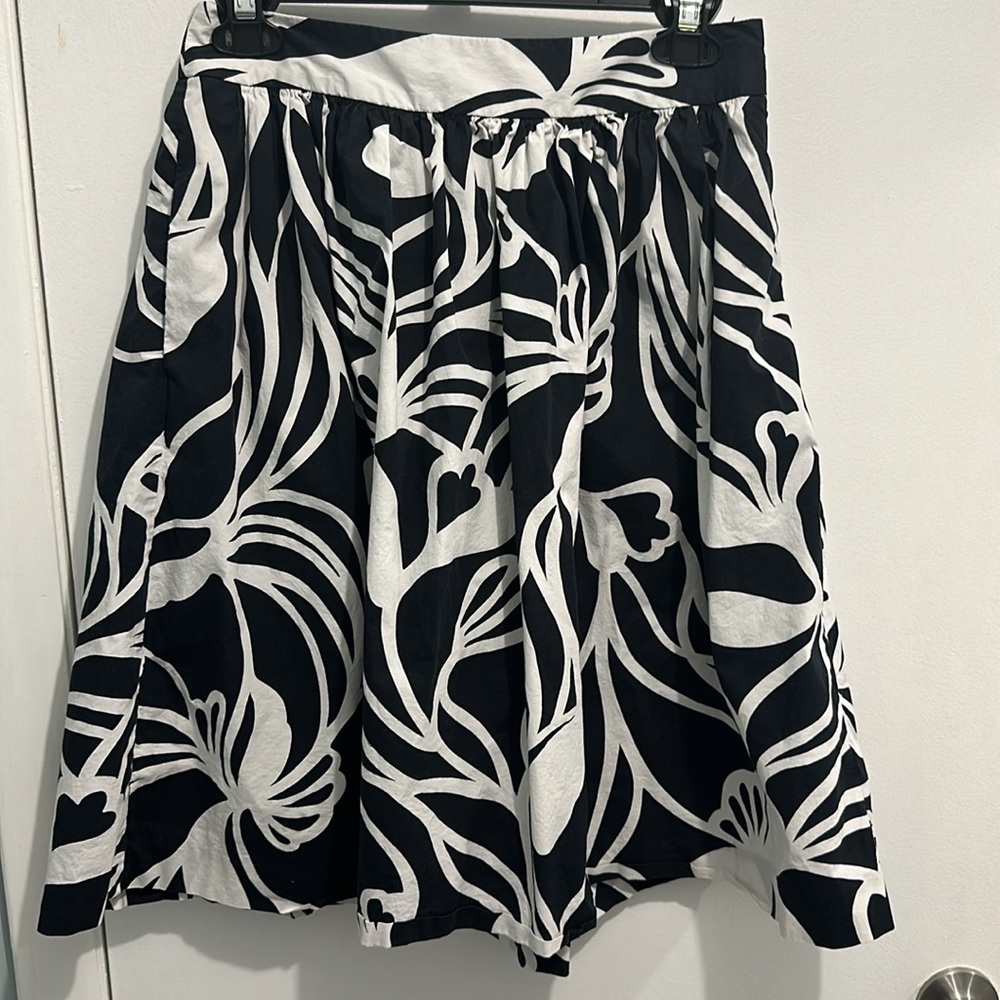 Ann Taylor Factory EUC Black and White A-Line Midi Skirt with Pockets